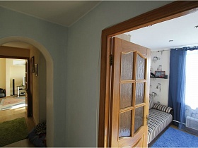 двери с рифленными стеклами в гостиную и юношескую комнату евро квартиры с видом на Москву и парк