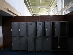 Металлические шкафчики в раздевалке для съемок кино