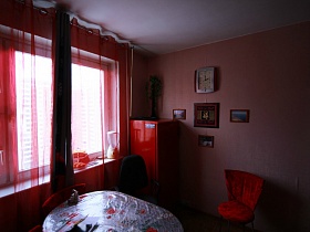 красный холодильник и красные гардины в кухне с розовыми стенами обычной трехкомнатной квартиры
