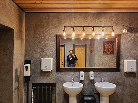 Туалет в кафе в Арктике ресторан Берлога Никель для съемок