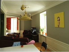  желтая картина на общей серой стене с белвми панеляи в зоне креативной кухни двухкомнатной квартиры в жилом доме