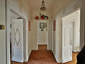 резные двери в белом коридоре сталинки
