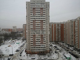 торец высотного здания с придомовой территорией из окна обычной трех комнатной квартиры