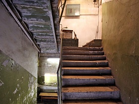 Ненобычная лестница ведущая в волшебный магазин чудес и артефактов