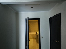 черные межкомнатные двери в светлой прихожей стильного загородного домика в стиле скандинавский минимализм для съемок кино и рекламщиков