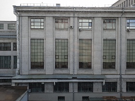 разноуровневый строгий дом напротив с белыми стенами и большими окнами из окна рабочего кабинета КГБ СССР