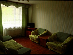 уютная комната отдыха в номере в зеленом цвете