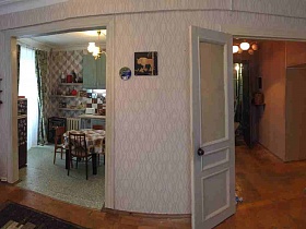 общий вид гостиной, кухни и прихожей кв 27 через открытые двери и дверной проем