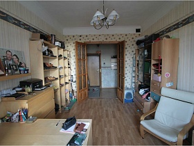 общий вид рабочей комнаты с бежевой стенкой, шкафом, письменным столом, комодом и белыми креслами простой сталинской квартиры 90-ых для съемок кино