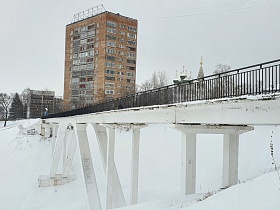 Мост пешеходный, белые опоры моста, мост над оврагом, мост зимой в Нижнем Новгороде, Красмивые места в Нижнем Новгороде Зимой