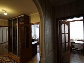 деревянные двери с рифленным стеклом в кухню, гостинную и спальню большой квартиры врача