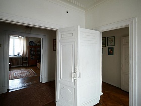 открытые двери в разные комнаты квартиры в сталинке