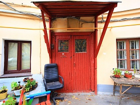 Старая дверь ведущая с улицы сразу св старую квартиру профессора СССР