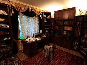 большая библиотека и стол в кабинете