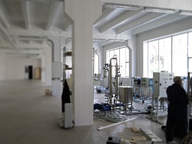 производственное оборудование для химической лаборатории N 18 на белом кафеле у больших окон огромного помещения