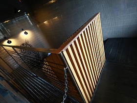 серые стены лестничной клетки с деревянным полом, деревянными перилами лестницы ресторана лофт на Фрунзенской