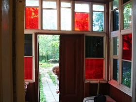 цветные стекла на окнах веранды советской художественной деревяной дачи-музей