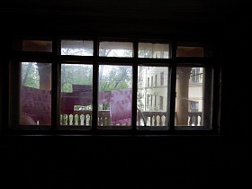 белье на веревках на открытом балконе из окна холла общежития