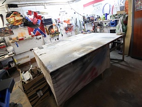 большой стол для работы в мастерской подвала
