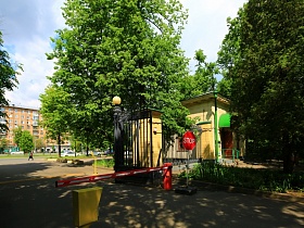 красный знак - стоп перед шлагбаумом и домиком пункта пропуска на вьезде на территорию усадьбы СССР