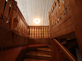 резные перила деревянной лестницы, ведущей на мансарду ресторана в древне русском стиле