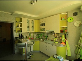 современная кухня в бело зеленом цвете двухкомнатной квартиры Новостроя