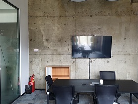 Серый мужской офис в бетоне