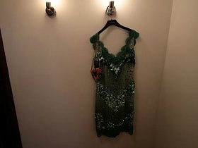 зеленое платье от Армани и сумочка на черном тремпеле на розовой стене под бра, туфли "Маленький мук" на полу прихожей евро квартиры