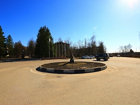 символ мудрости на круглой клумбе на кольцевом перекресте в городке Сычево для съемок кино