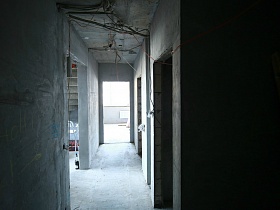 открытые электропровода на потолке длинного коридора с открытыми дверными проемами недостроенного пентхауса молодежи для съемок кино