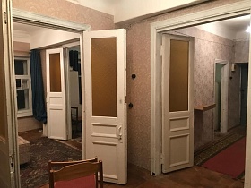 белые двойные двери с желтыми рифлеными стеклами на дверных проемах комнат квартиры N6 на Остоженке