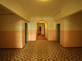 мозаичная плитка на полу просторного светлого холла первого этажа к лифтам и квартирам сталинского дома