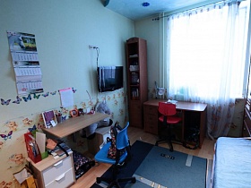 компьютерный и письменный стол в комнате подростка в Куркино