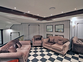 Сигарная, курительная комната, с мягкими диванами и столиком на шахматном полу с полосатыми обоями