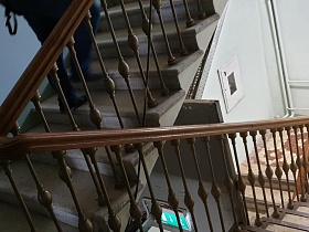 цветная плитка на полу площадки между этажами отапливаемой лестничной клетки сталинской высотки советской эпохи