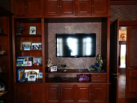 телевизор внутри деревянной стенки в кабинете