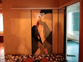 мозаичный пол у входа в ванную комнату и у стены со встроеным шкафом-купе, с дверцей расписанной в авангардном стиле  на семейной даче