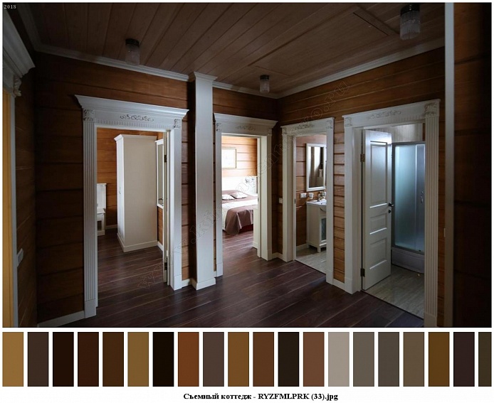 просторный деревянный холл с открытыми дверьми в разные комнаты современного съемного коттеджа