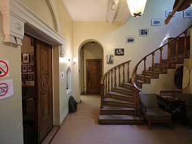 Полукруглая красивая деревянная лестница на второй этаж в доме ученого
