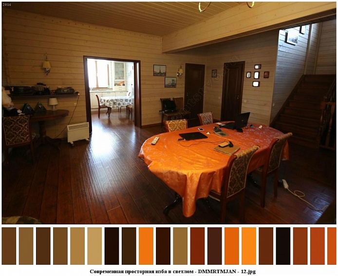 пестрые стулья со спинками у стола с ораньжевой скатертью, стулья и круглый журнальный столик у стены просторной гостиной деревянного трехэтажного дома