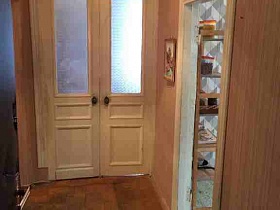 белые деревянные окрашенные двустворчатые закрытые двери в гостиную из прихожей с полосатыми обоями кв 27