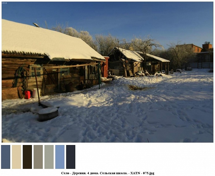 протоптаные дорожки к двум старым сельским деревянным домам с шапками снега на крышах