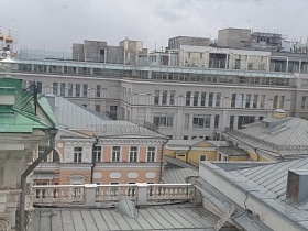 Вид на город из окна в центре Москвы
