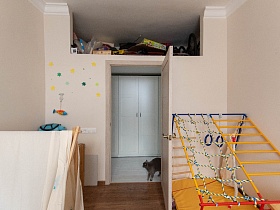 яркий ранний спортивный старт за дверью кремовой детской комнаты современной квартиры