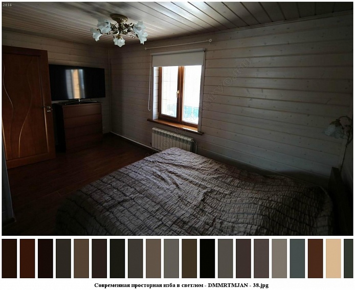 люстра на потолке с белыми цветочными плафонами, плоский телевизор на коричневом комоде у стены за дверью в светлой спальне деревянного дома