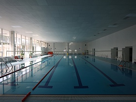 Плавательные дорожки в крытом бассейне с большим панорамным окном для съемок кино