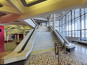 Лестница в зале прилета советского ажропорта
