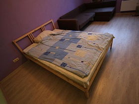 большая деревянная кровать в спальне