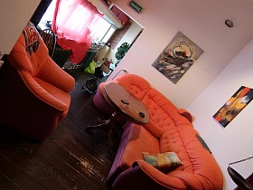 уютная комната отдыха лофт Байкера с персиковым диваном и креслом