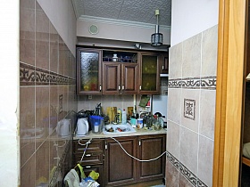 Много грязной посуды на тесной кухне советской квартиры для съемок кино